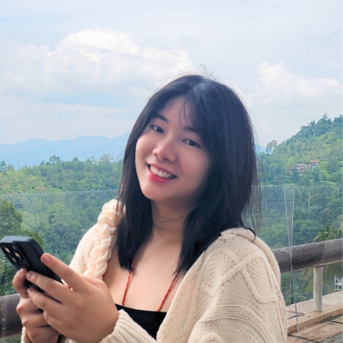 I struggled with cakey makeup and dry, cracked lips. Since using the Es-Cell Hydrating Serum, my skin feels deeply moisturized, and my lips are no longer dry or uncomfortable. I highly recommend Es-Cell Hydrating Serum for anyone seeking these remarkable improvements.